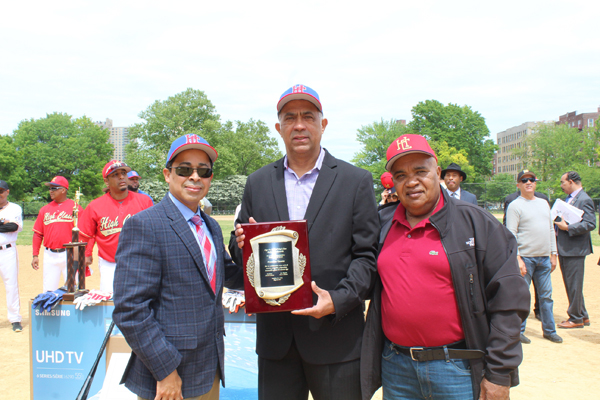 Francisco Tav&aacute;rez, (centro) a quien est&aacute; dedicado este nuevo torneo, recibe de las manos de Antonio -Tuly- Cabrera y Mario Calder&oacute;n, una especial placa.