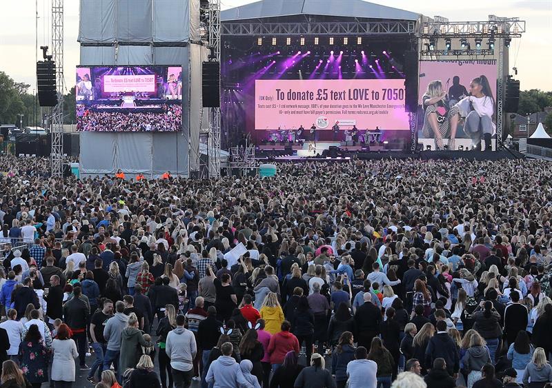 Ariana Grande y Miley Cyrus en el escenario durante su concierto One Love Manchester en Old Trafford Cricket Ground en Manchester, Gran Breta&ntilde;a, el 4 de junio de 2017.