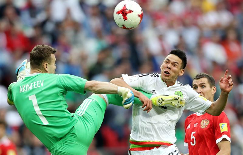 Hirving Lozano de M&eacute;xico marca el segundo gol de su equipo contra el portero Igor Akinfeev de Rusia durante el partido de la Copa FIFA Confederaciones 2017 entre M&eacute;xico y Rusia en el Kazan Arena de Kazan, Rusia, 24 de junio de 2017.