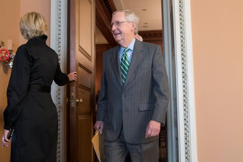 El l&iacute;der de la mayor&iacute;a republicana en el Senado, Mitch McConnell, sale de una reuni&oacute;n en el Capitolio de Washington (Estados Unidos) hoy, 22 de junio del 2017. 