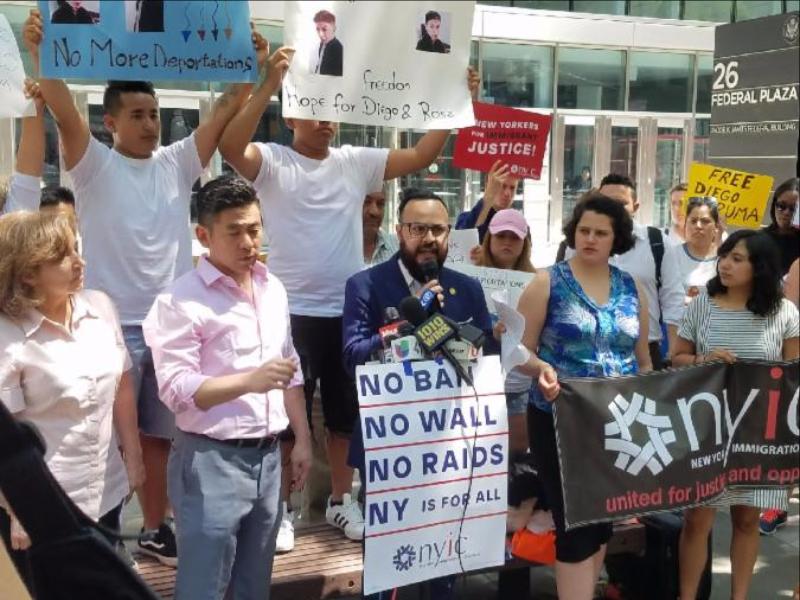 El Asambleísta Francisco Moya (centro) protestando frente a las oficinas del Servicio de Ciudadanía e Inmigración de Estados Unidos en Nueva York en apoyo al estudiante Diego Puma Macancela.