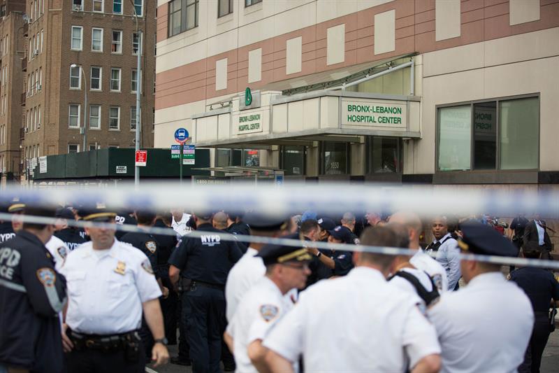 Los oficiales se re&uacute;nen frente al edificio despu&eacute;s de que un tirador abri&oacute; fuego, matando al menos a un m&eacute;dico y disparando a otros seis antes de suicidarse en el Bronx-Lebanon Hospital Center en el Bronx, Nueva York,