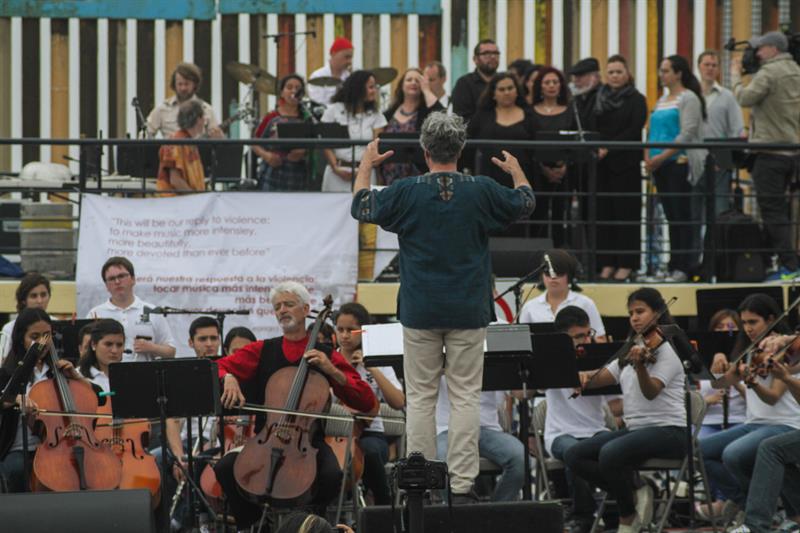 a Orquesta Sinfónica de Dresde (Alemania) se presenta en el concierto ¡Derribe este Muro!, en rechazo a los planes de Donald Trump de levantar una barrera en la frontera entre México y Estados Unidos.