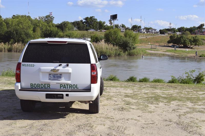 Un vehículo de la patrulla fronteriza de EEUU durante un simulacro de operación de vigilancia en Laredo, a orillas del Rio Bravo