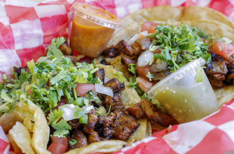 Tacos preparados por Felix Moncada en la Taqueria Taquito Express, dentro de una gasolinera BP en Dunwoody, Georgia. Después de conquistar las mesas de los hogares de Estados Unidos, la gastronomía mexicana cada vez tiene mayor presencia en las gasolineras del país, donde tacos al pastor, tortas de lengua y burritos de chorizo reemplazan paulatinamente a los tradicionales hot dogs, pretzels y sandwiches. Pese a que algunos podrían pensarlo dos veces antes de consumir comida preparada en una gasolinera, el aroma a tortillas recién hechas o las carnes cocinándose a fuego lento en la parrilla puede hacer sucumbir a cualquiera.