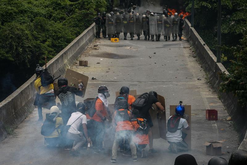 Manifestantes opositores se enfrentan con la Guardia Nacional Bolivariana hoy, martes 6 de mayo de 2017, en Caracas (Venezuela). 