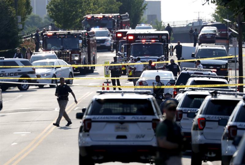 Agentes de polic&iacute;a permanecen en el lugar donde se produjo un tiroteo en Alexandria, Virginia.
