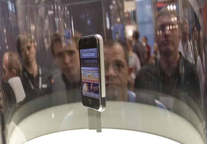 Fotograf&iacute;a de archivo fechada el 9 de junio de 2007 que muestra a unos aficionados observar una vitrina con el primer modelo del tel&eacute;fono iPhone en la exposici&oacute;n Macworld en San Francisco