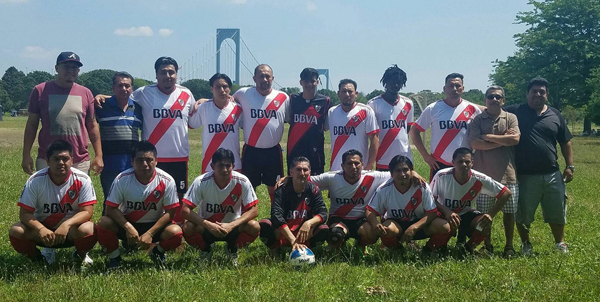 Dirigentes y jugadores del Real Zapotitl&aacute;n liderados por los Hermanos Vicente y Andres Garcia, que viene desempe&ntilde;ando una buena campa&ntilde;a en el campeonato de la Liga Mexicana en canchas del parque Ferry Point. (Foto Cortes&iacute;a: Garcia)