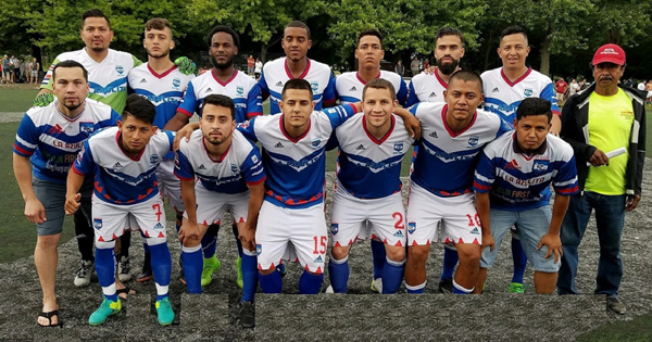 Integrantes de la Azulita F.C. que vienen dando 'guerra' en el Torneo "Juansito Mena" organizado por la Copan Maya Soccer League. Actualmente se encuentra entre los seis mejores lugares. (Foto Cortesia: Cárcamo)