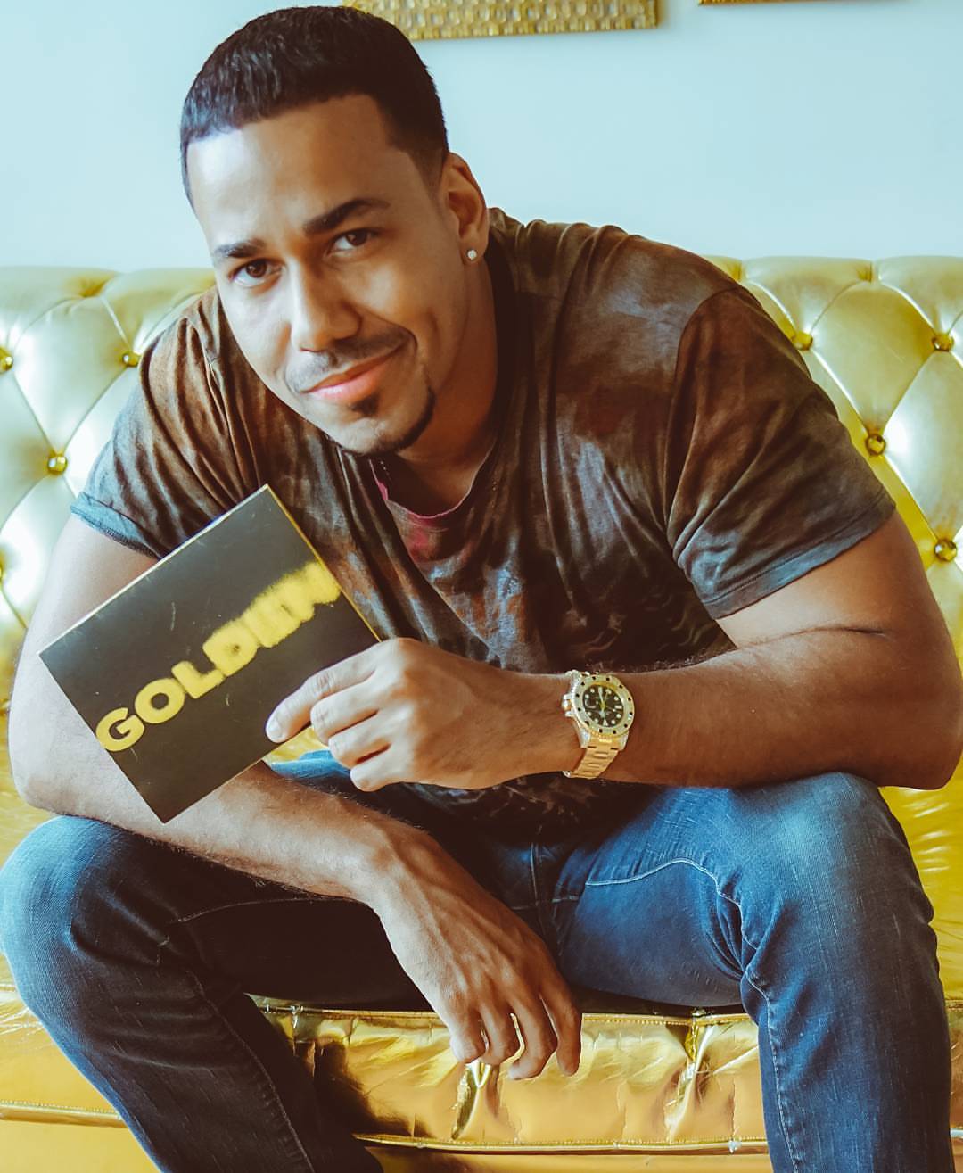 Romeo Santos, visita Puerto Rico y firma autografos con motivo de la salida de su nuevo disco "Golden".(Foto Facebook Romeo Santos)