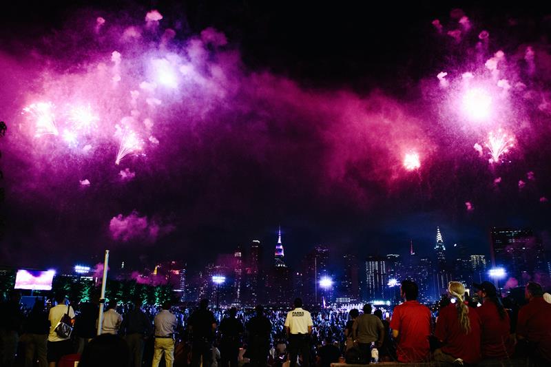 Personas disfrutan la exhibición de fuegos artificiales de Macy's durante la celebración del Día de la Independencia hoy, martes 4 de julio de 2017, en Nueva York, Nueva York