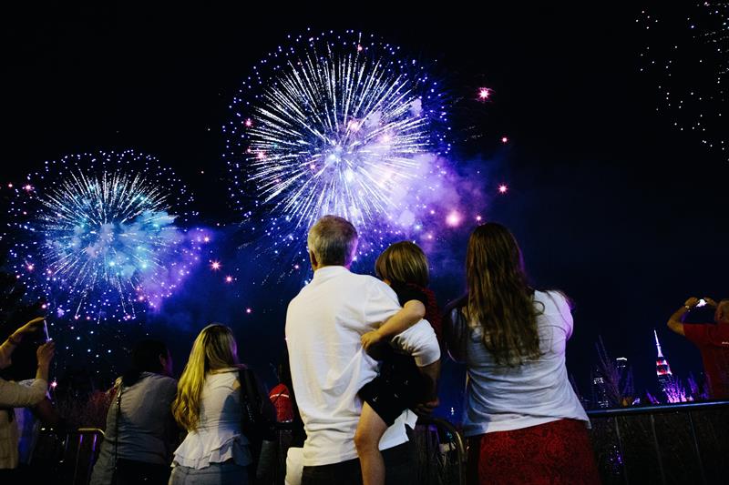 Personas disfrutan la exhibición de fuegos artificiales de Macy's durante la celebración del Día de la Independencia hoy, martes 4 de julio de 2017, en Nueva York, Nueva York