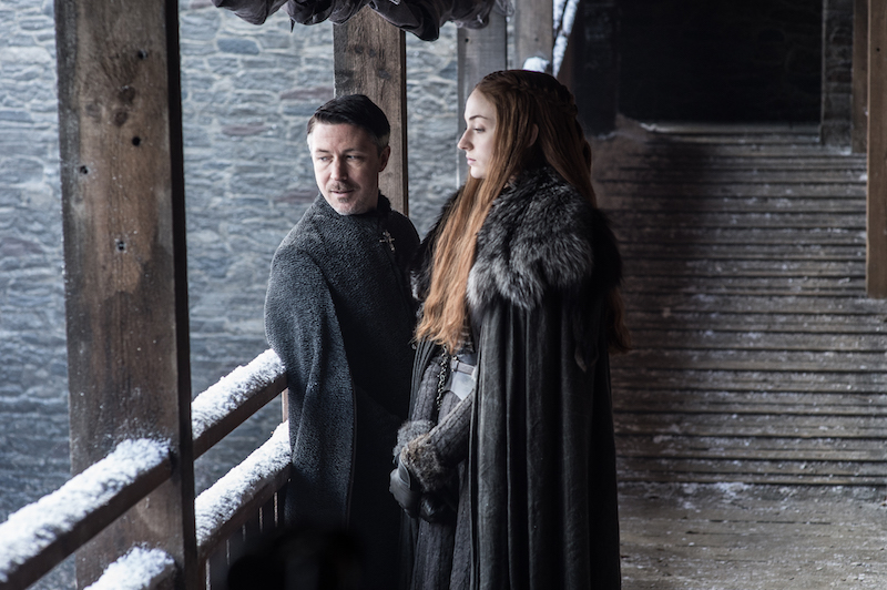 Aiden Gillen como Petyr "Meñique" Belish y Sophie Turner como Sansa Stark. Foto: Helen Sloan/HBO