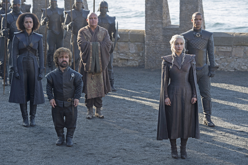 De izquierda a derecha: Nathalie Emmanuel (Missandrei), Peter Dinklage (Tyrion Lannister), Conleth Hill (Varys), Emilia Clarke (Daenerys Targaryen) y Jacob Anderson (Gusano Gris). Foto: Macall B. Pollay/HBO