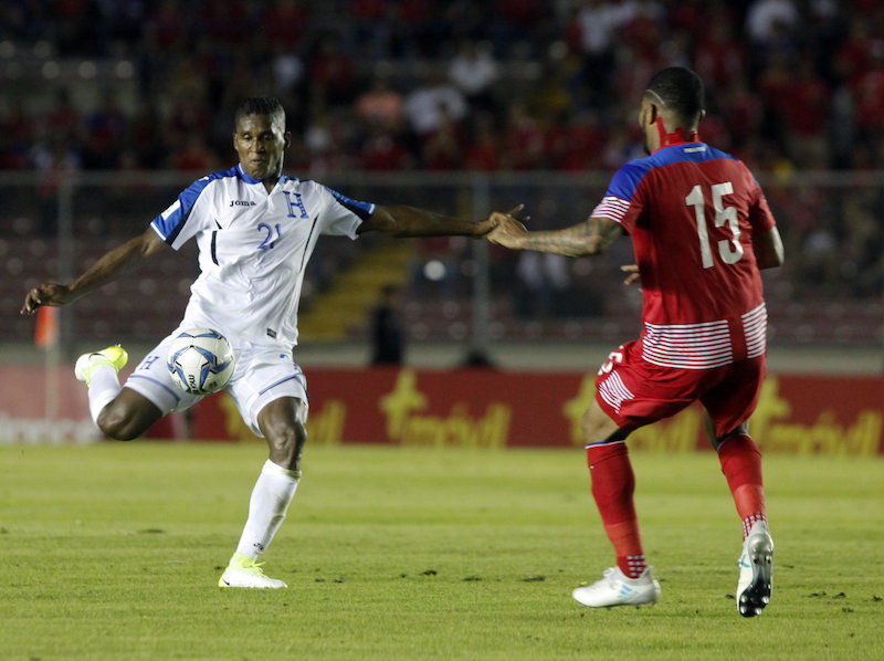 Honduras y Panamá llegan con ganas a la Copa de Oro. En la imagen, Brayan Beckeles (i) de Honduras disputa un balón con Eric Davis (d) Panamá el pasado 13 de junio de 2017, en un partido entre ambas selecciones para de la eliminatoria para la Copa Mundo de fútbol Rusia 2018 en Ciudad de Panamá