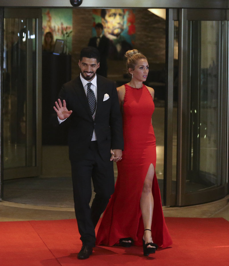 El jugador uruguayo Luis Su&aacute;rez (i) y su esposa Sof&iacute;a Balbi posan en la boda del futbolista argentino Lionel Messi y Antonella Rocuzzo, en Rosario (Argentina).