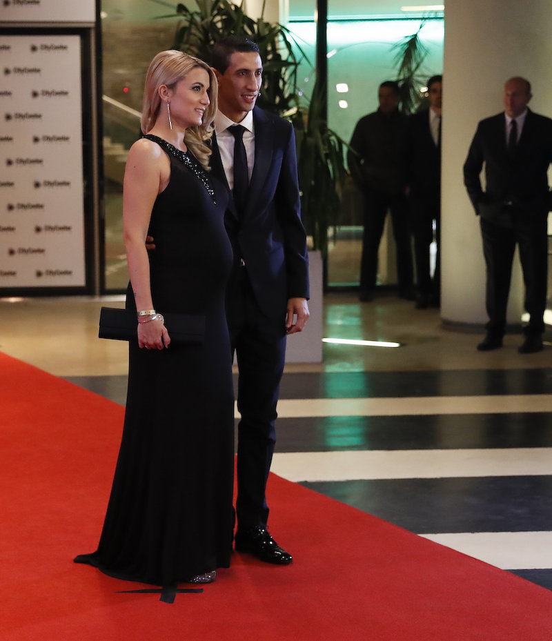 Angel Di Maria (d), y su esposa, Jorgelina Cardoso (i), posan el pasado 30 de junio de 2017, en la boda del futbolista argentino Lionel Messi y Antonella Rocuzzo, en Rosario (Argentina). 