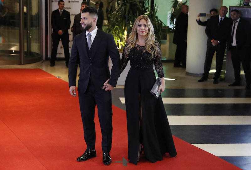 El jugador argentino Sergio Ag&uuml;ero (i) y su pareja Karina llegan el pasado 30 de junio de 2017, a la boda de Lionel Messi y Antonella Rocuzzo, en Rosario (Argentina). 