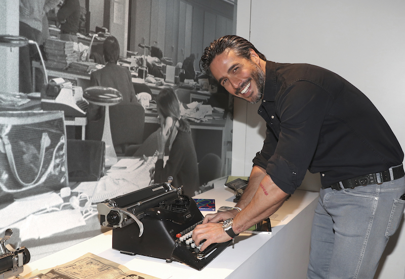 El actor venezolano visitante el Museo de EFE, donde tuvo lugar la entrevista. J.J. Guillén.