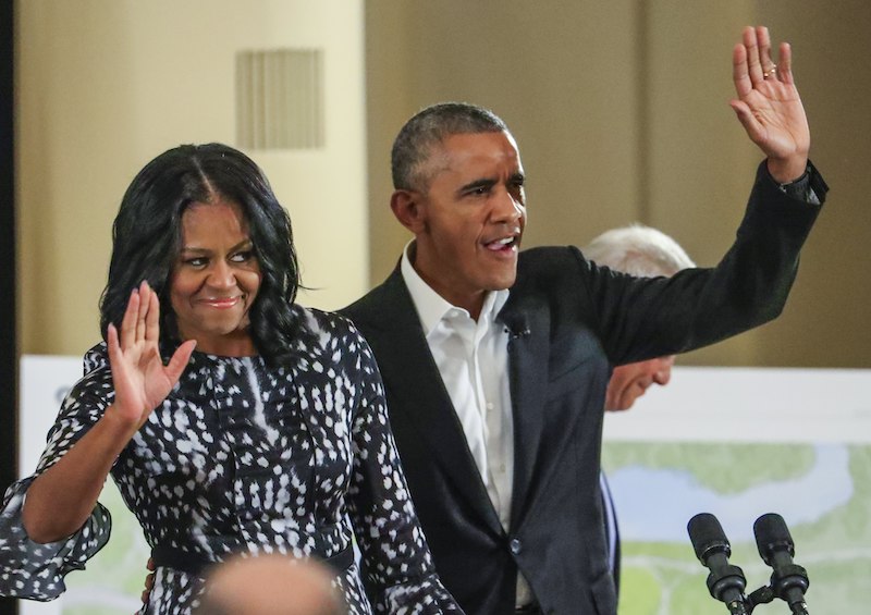 El expresidente Barack Obama junto a su esposa, la ex primera dama Michelle Obama, durante una aparici&oacute;n p&uacute;blica.