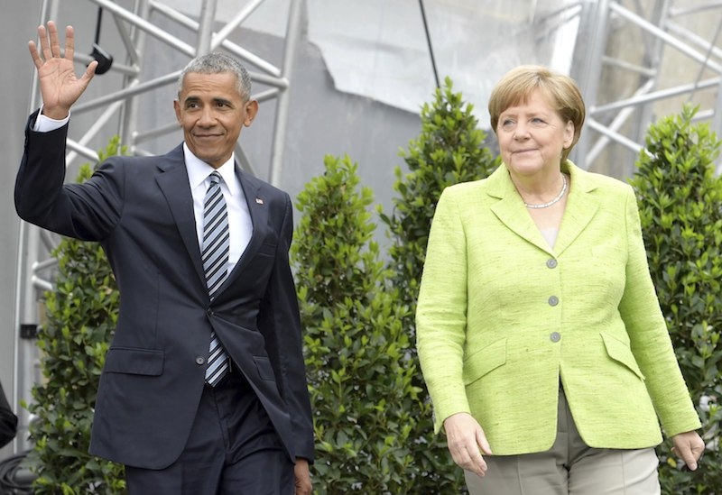 El expresidente junto a la canciller Angela Merkel durante su visita a Alemania.