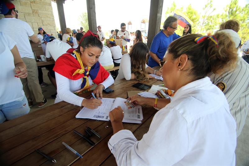 Para los venezolanos radicados en el exterior, la consulta popular que rechaz&oacute; hoy la Asamblea Nacional Constituyente promovida por el gobierno del presidente Nicol&aacute;s Maduro es un s&iacute;mbolo de madurez c&iacute;vica y esperanza.