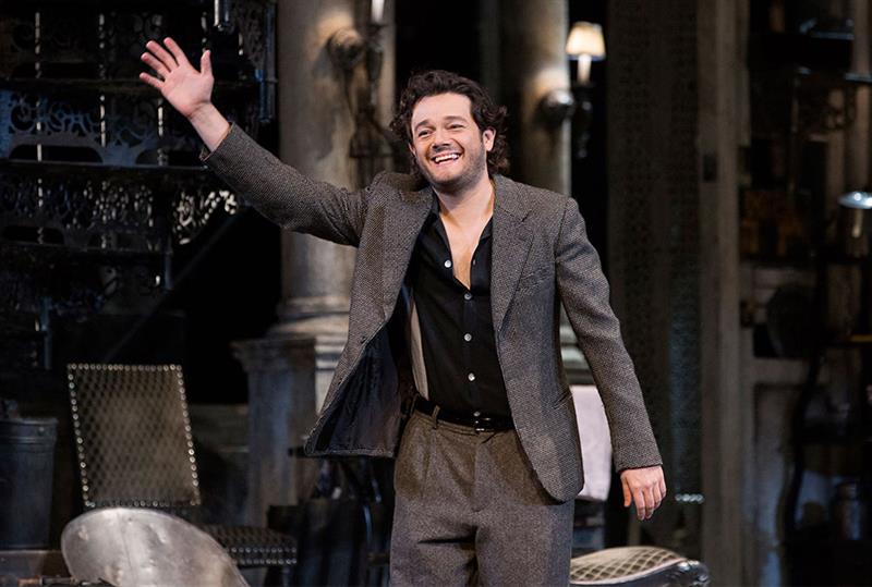 La &oacute;pera debe llegar a "o&iacute;dos de todo el mundo" al ser una m&uacute;sica llena de "humanidad y magia", asegura a Efe el tenor mexicano Arturo Chac&oacute;n, candidato a artista del a&ntilde;o 2017 de la &Oacute;pera de San Francisco (EE.UU.). "Pienso que la &oacute;pera es para todos. Estoy convencido de que debe estar en o&iacute;dos de todo el mundo", afirma Chac&oacute;n, quien el 14 de julio present&oacute; "Rigoletto" en la Arena de Verona (Italia), donde repetir&aacute; su actuaci&oacute;n el d&iacute;a 19 y el 21 cantar&aacute; con el espa&ntilde;ol Pl&aacute;cido Domingo. Chac&oacute;n, nacido el 20 de agosto de 1977 en Obreg&oacute;n, estado mexicano de Sonora, se remite a an&aacute;lisis cient&iacute;ficos para defender el efecto que en las personas tiene la &oacute;pera, una "m&uacute;sica hermosa, llena de humanidad y magia". Al mismo tiempo reconoce que existen nuevos g&eacute;neros como el Techno que, de cierta manera, tienen mucho que decirle a los j&oacute;venes. Pero la &oacute;pera "nos hace m&aacute;s humanos" y "nos activa el cerebro", asegura. Orgulloso de su historial de cantante de m&uacute;sica mexicana, Chac&oacute;n se declara feliz por su nominaci&oacute;n como candidato a artista del a&ntilde;o en la &Oacute;pera de San Francisco. "Estoy muy contento de que se haya reconocido mi Rodolfo de 'La Boheme'; por fin, era mi vig&eacute;sima primera producci&oacute;n y estoy contento", comenta. El tenor saca de los refranes mexicanos la expresi&oacute;n "llamarada de petate", que alude a algo que brilla de manera ef&iacute;mera, para marcar el contraste de una trayectoria fugaz con una de resultados que solo puede explicarse con trabajo y disciplina. "Hay carreras que son como llamaradas de petate: agarras fuego y es una brillantez. Y hay carreras que llevan mucho trabajo, mucha disciplina y s&iacute;, he tenido muy buenas oportunidades desde que comenc&eacute;", relata. Su carrera ha sido un ascenso constante desde que particip&oacute; en "La Traviata" en el Palacio de Bellas Artes de M&eacute;xico en 2000, obra que lo uni&oacute; a Pl&aacute;cido Domingo. "Estaba una vez probando vestuario en Bellas Artes y encontr&eacute; unos zapatos de Pl&aacute;cido Domingo, y aunque eran grandes me los puse igual pues yo sab&iacute;a que me iban a dar suerte", recuerda Chac&oacute;n, y dice que el tenor espa&ntilde;ol rio mucho cuando se lo cont&oacute;. Reconoce en Domingo a su "padre art&iacute;stico" y se declara "hijo art&iacute;stico" del espa&ntilde;ol y de su esposa, quienes lo han apoyado a lo largo de su carrera. Chac&oacute;n volver&aacute; a encontrarse con Domingo el 21 de julio como artista invitado en Antolog&iacute;a de la Zarzuela en la Arena de Verona, escenario al que define como un edificio medieval imponente en una ciudad que goza de una tradici&oacute;n oper&iacute;stica "espeluznante". "Estoy pensando que en el camerino donde voy a estar estuvieron Luciano Pavarotti, Pl&aacute;cido Domingo. Es fuera de la realidad, de esos sue&ntilde;os que te pellizcas y est&aacute;s despierto", confiesa. Con respeto dice que todos sus personajes los interpreta al 100 % y que el d&iacute;a que toca los convierte en su favorito, aunque admite tener cierta predilecci&oacute;n por algunos papeles, entre ellos Rodolfo, de "La Boheme", un personaje "muy real, muy humano, que permite vivir las emociones de amor, despecho, celos, muerte". "Todo lo que significa un ser humano est&aacute; en ese papel", comenta. Hoffmann, de "Los Cuentos de Hoffmann", que interpret&oacute; en la Escala de Mil&aacute;n (Italia), es tambi&eacute;n uno de sus favoritos "porque es un personaje que va de ser un poeta a un borracho a un asesino, hasta c&oacute;mico". "Es muy complejo; me permite actuar mucho y cantar m&uacute;sica muy hermosa", a&ntilde;ade. Entre &oacute;peras, Chac&oacute;n mantiene viva su interpretaci&oacute;n de m&uacute;sica mexicana, a la que considera como una de las fuentes de las que bebi&oacute; para poder convertirse en el tenor que se ha presentado en escenarios de todo el mundo. "El m&uacute;sico que soy se lo debo a M&eacute;xico; me cri&eacute; ah&iacute; y las emociones que doy al cien por ciento en el escenario ah&iacute; surgieron; doy gracias a Dios por haber estado rodeado de m&uacute;sica, emoci&oacute;n y drama, que en M&eacute;xico se nos dan muy bien", apunta. Chac&oacute;n resalta que la m&uacute;sica mexicana tiene una buena relaci&oacute;n con la &oacute;pera, sobre todo porque quienes la interpretan se enfocan antes que nada en el sentimiento y la expresi&oacute;n de cada una de las palabras. "Seguir&eacute; cantando m&uacute;sica mexicana hasta que caiga muerto. Yo soy cantante de &oacute;pera porque cant&eacute; mariachi primero", concluye. EFE