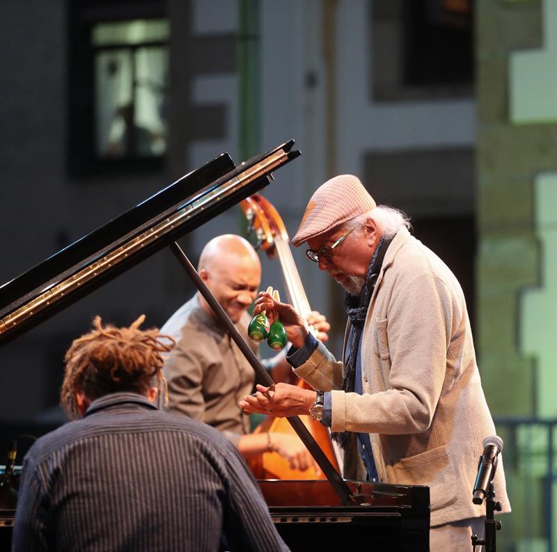 Charles Lloyd, se present&oacute; junto a la extra&ntilde;a pareja del arpa y el piano en el Festival de Jazz de San Sebastian.