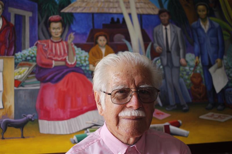 El artista mexicano mexicano Arturo Estrada, quien fue alumno de Frida Kahlo, posa en su casa estudio de Ciudad de M&eacute;xico 