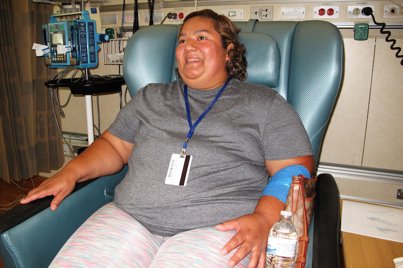 Brenda Aldana, de 34 a&ntilde;os, durante su cita mensual en el Clinical Center de los NIH, en junio, en la que recibe medicaci&oacute;n intravenosa para tratar su artritis. Aldana fue diagnosticada con lupus hace nueve a&ntilde;os y participa de un estudio m&eacute;dico.(Paula Andalo/KHN)