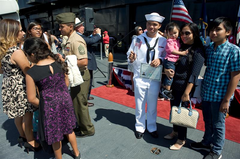  Rodolfo Macalino (c), posa para una fotograf&iacute;a con su familia y con su certificado de ciudadan&iacute;a durante una ceremonia de naturalizaci&oacute;n para personal militar estadounidense nacido en el extranjero y sus c&oacute;nyuges hoy, lunes 03 de julio de 2017, 
