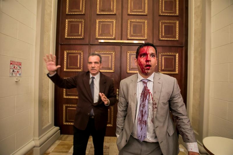  El diputado Luis Stefanelli (i) y el diputado Jose Regnault (d) permanecen en un pasillo de la Asamblea Nacional luego de una disputa con manifestantes hoy, mi&eacute;rcoles 5 de mayo de 2017, en Caracas (Venezuela).