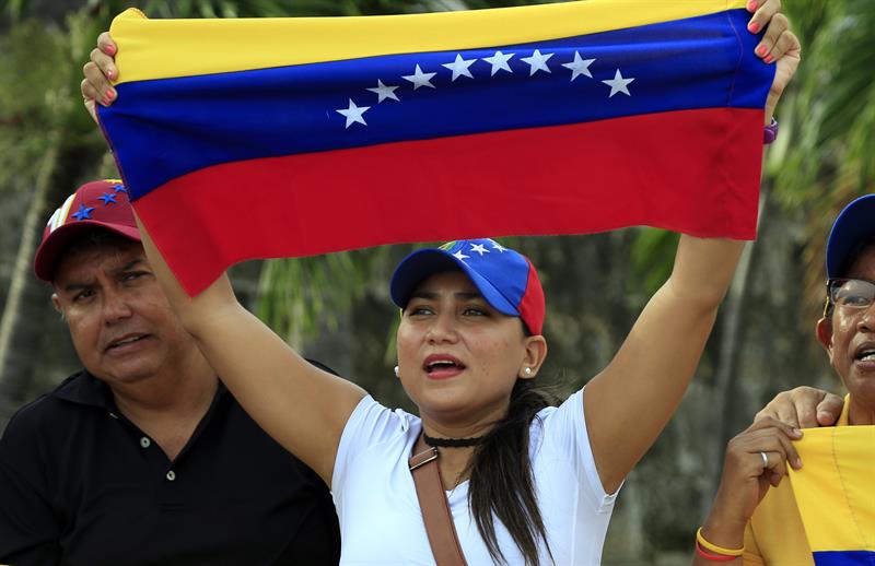Un grupo de venezolanos residentes en Colombia protesta hoy, domingo 30 de julio de 2017, contra de la elección de la Asamblea Nacional Constituyente (ANC) que se desarrolla en Venezuela, en Cartagena (Colombia).