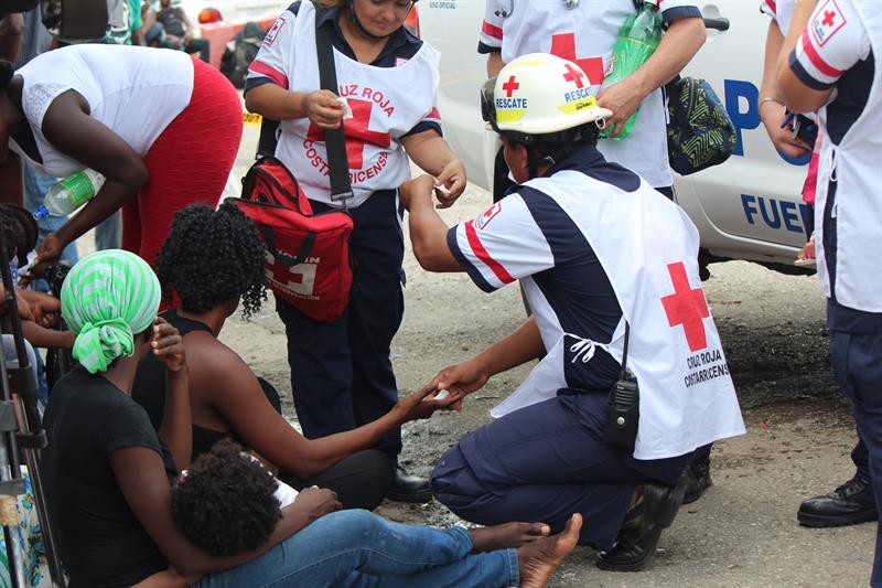Fotografía de archivo que muestra a personal de la Cruz Roja costarricense ofrece atención en la frontera entre Panamá y Costa Rica a más de 500 migrantes.