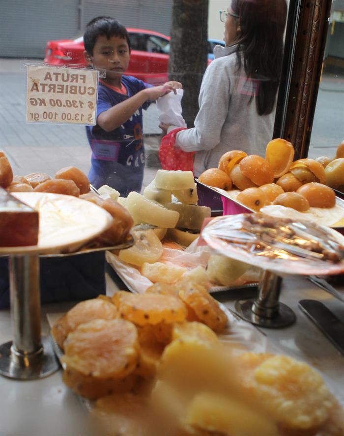  Fotograf&iacute;a del 12 de julio de 2017 que muestra pi&ntilde;a, duraznos y calabazas cristalizadas en una tienda de dulces de Ciudad de M&eacute;xico