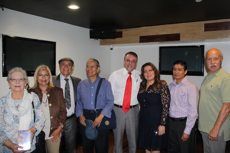 Miembros del Comit&eacute; Internacional Galo Plaza Inc., junto al historiador Dr. Enrique Ayala Mora, quien present&oacute; la conferencia sobre El Bolivarianismo en Ecuador. De Izq. a Der. A&iacute;da Gonz&aacute;lez; Laura del Pozo; Jaime Andrade; Amaru Chiza; el conferencista Dr. Enrique Ayala; los esposos G&oacute;mez y el artista Jaime Obando.