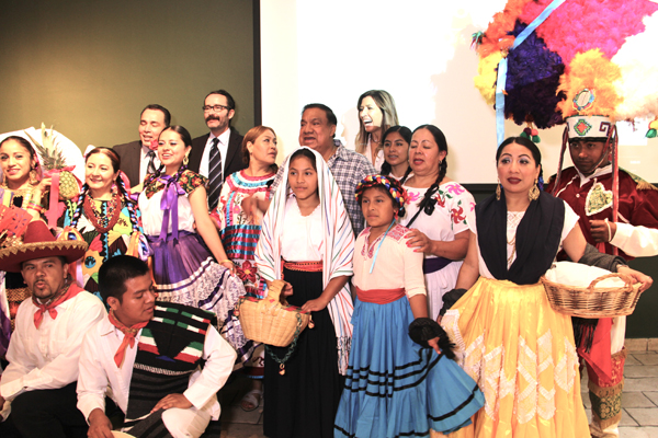 Al finalizar la conferencia de prensa, los organizadores y participantes de la Guelaguetza 2017 posaron junto al Embj. Diego G&oacute;mez Pickering, C&oacute;nsul General de M&eacute;xico en Nueva York.