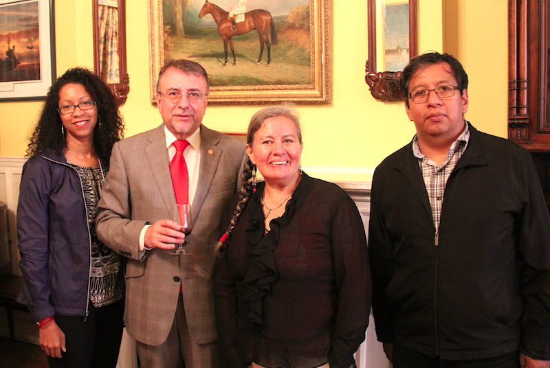 La delegación de Bolivia, encabezada por la activista cultural Vilma Aguilar compartió una amena conversación con el Dr. Enrique Ayala quien fue rector de la Universidad Andina Sede Bolivia.