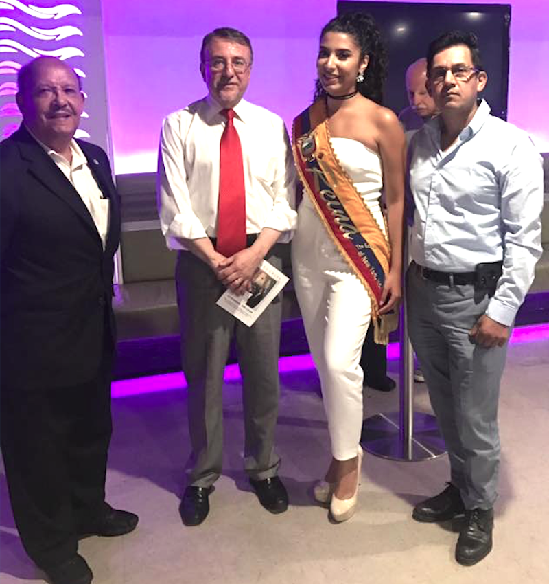 El Dr. Enrique Ayla recibi&oacute; el agradecimiento de los directivos del Comit&eacute; C&iacute;vico Ecuatoriano de Nueva York, constan de Izq. a Der. el Sr. Oswaldo Guzm&aacute;n, Presidente; la Srta. Sasquia Carrillo, Reina de la instituci&oacute;n y el Sr. Calle, Vicepresidente.