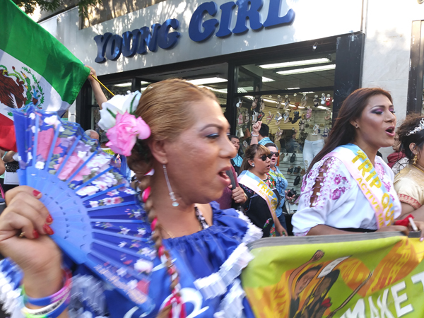 Inmigrantes de El Salvador portando orgullosamente los colores de su bandera nacional desfilaron en apoyo a la marcha de la comunidad LGTB.