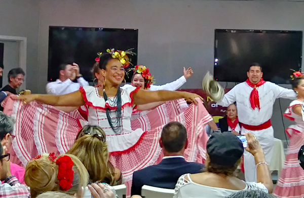 Con danzas y m&uacute;sica t&iacute;pica colombianas se present&oacute; oficialmente al d&eacute;cimo s&eacute;ptimo Desfile Colombiano de Nueva York, en un nutrido programa cultural que desbord&oacute; el entusiasmo y esp&iacute;ritu patrio a todos los asistentes.
