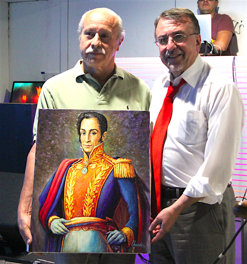 Un reconocimiento especial por parte del pintor Jaime Obando, quien agradeci&oacute; la larga trayectoria de respaldo a los artistas ecuatorianos del Dr. Enrique Ayala, a quien le obsequi&oacute; un retrato del Libertador.