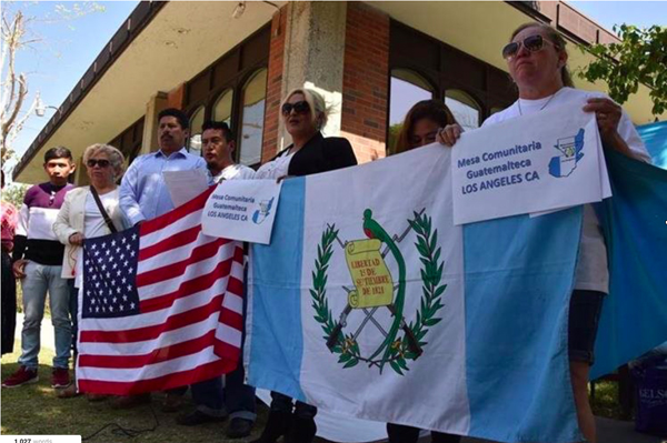 Guatemaltecos en Los &Aacute;ngeles, California protestando frente a su consulado por la falta de pasaportes. (EFE).