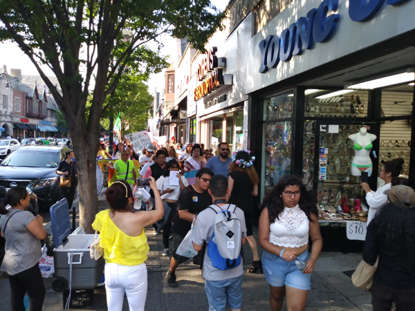 Las calles de Jackson Heights escucharon la protesta de rechazo a la intolerancia, en la gráfica la calle Colombia, como fue bautizada oficialmente la calle 82, entre las avenidas Roosevelt y 37.