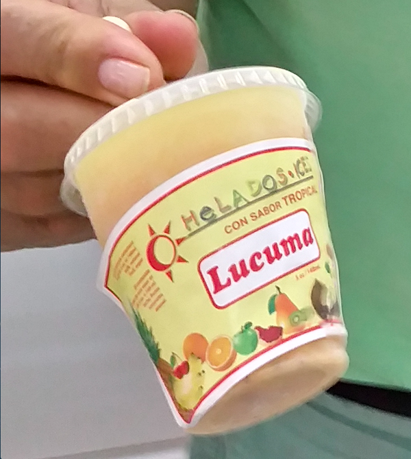 La ex&oacute;tica l&uacute;cuma se puede saborear en Nueva York en diferentes versiones y en los numerosos restaurantes peruanos que florecen, se la puede degustar en elegantes y sofisticadas versiones y presentaciones, la favorita a nivel popular para la temporada veraniega es esta refrescante y econ&oacute;mica, conocida como chupete.