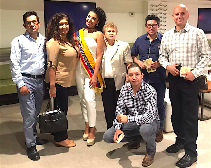 Parte de la delegaci&oacute;n del Comit&eacute; C&iacute;vico Ecuatoriano de Nueva York que asisti&oacute; a la reuni&oacute;n cultural, constan entre otros Do&ntilde;a Martha Guzm&aacute;n, Presidente del Comit&eacute; de Damas; Libertad Calle y su esposo, Vicepresidente de la instituci&oacute;n; el Sr. Omar Le&oacute;n y Marcelo Matute.