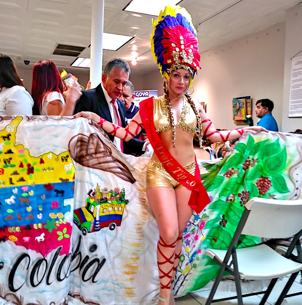 Coloridos trajes con alusiones a la rica variedad de producci&oacute;n colombiana fueron parte de el anuncio e invitaci&oacute;n al Desfile Colombiano que es la  m&aacute;xima expresi&oacute;n de la cultura popular de la gran naci&oacute;n sudamericana en la llamada Capital del Mundo.