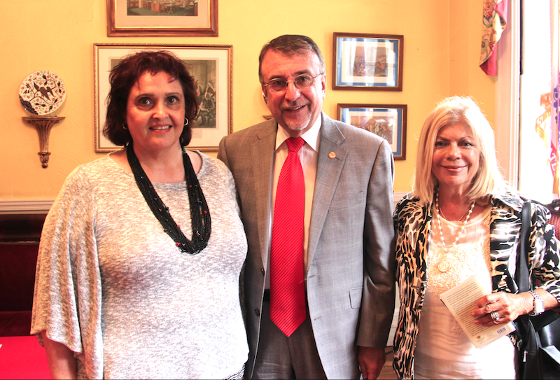 La enóloga y promotora cultural argentina Nora Favelukes, junto al Dr. Enrique Ayala y Laura del Pozo, Miembro Honorario del Comité Galo Plaza.