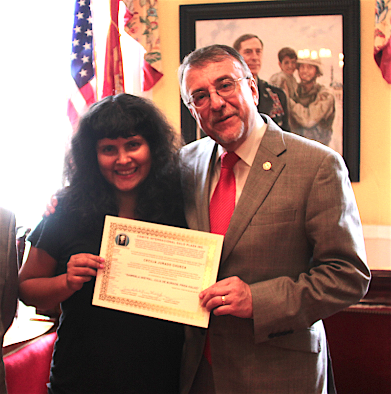 La activista cultural Cecilia J. Chueca, quien no pudo asistir a la entrega de reconocimientos Gabriela Mistral, Julia de Burgos, Frida Kahlo en mayo, recibió su galardón de manos del Dr. Enrique Ayala, expositor invitado y Miembro del Directorio del Comité Internacional Galo Plaza Inc.